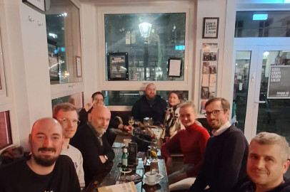 Volter, die um einen Tisch sitzen