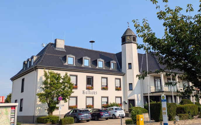 Außenansicht vom Rathaus in Kreuzau, Kreis Düren