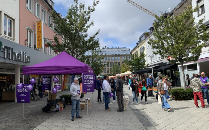 Wahlkampfstand von Volt in der Dürener Innenstadt