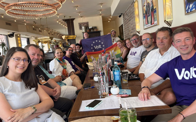 Volt Mitglieder des Kreises Düren sitzen um einen Tisch in einem öffentlichen Kaffee