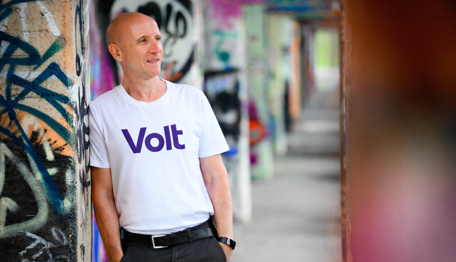 Person lehnt an einer Wand