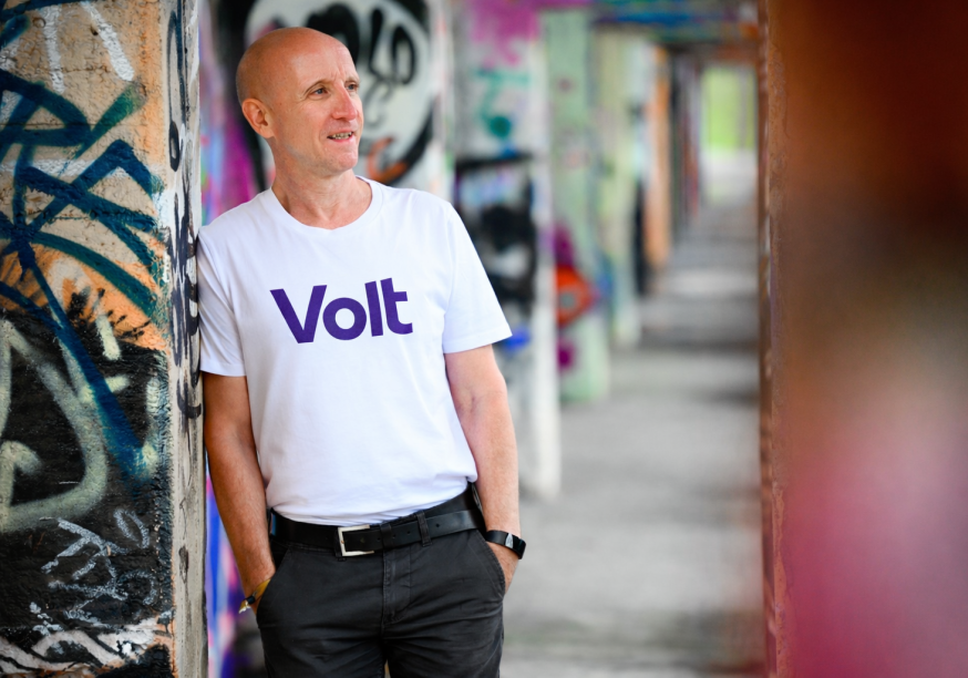 Person lehnt an einer Wand