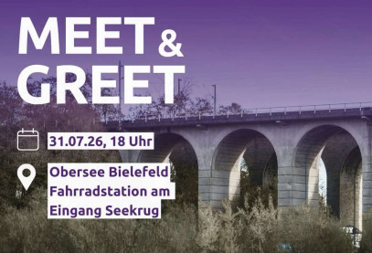 Fluss mit Brücke, darüber Text