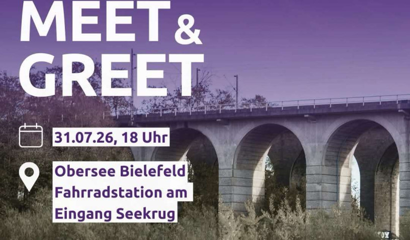 Fluss mit Brücke, darüber Text
