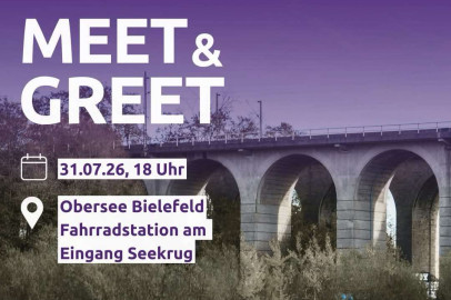 Fluss mit Brücke, darüber Text