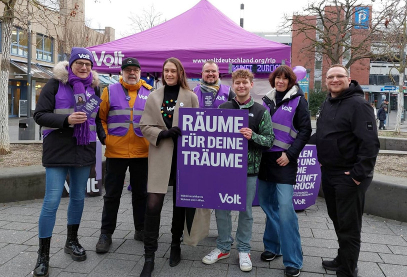 Infostand mit Volt-Mitgliedern aus Koblenz