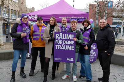 Infostand mit Volt-Mitgliedern aus Koblenz