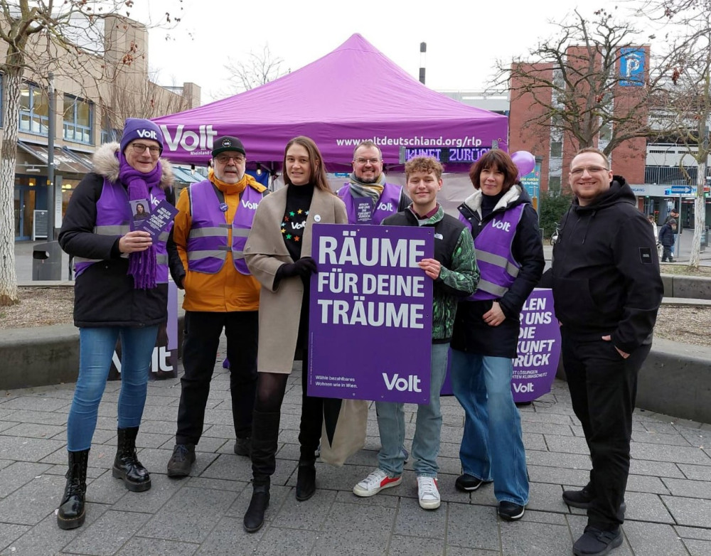 Infostand mit Volt-Mitgliedern aus Koblenz