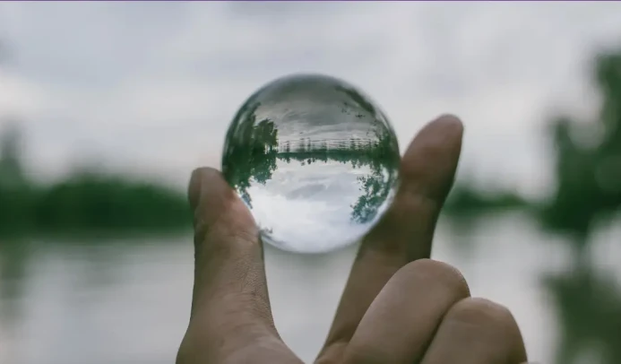 Symbolbild für Transparenz: Glaskugel vor einem See