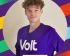 Auf dem Foto ist ein Porträtfoto von Loris Graf im Volt T-Shirt zu sehen.