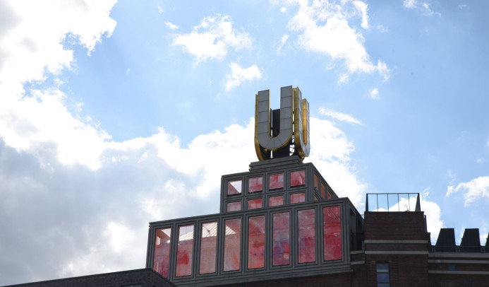 Das Bild zeigt sas Dortmunder U, auch U-Turm genannt. Dieser ist ein 1926/1927 als „Gär- und Lagerkeller“ der Dortmunder Union Brauerei errichtetes Hochhaus am westlichen Rand der Dortmunder City und wird heute als kulturelles Zentrum genutzt..