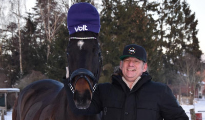 Local Lead Heiko Henning mit Pfred, welches eine Volt Mütze trägt.