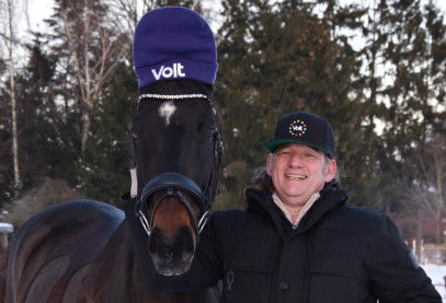 Local Lead Heiko Henning mit Pfred, welches eine Volt Mütze trägt.