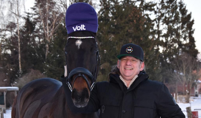 Local Lead Heiko Henning mit Pfred, welches eine Volt Mütze trägt.