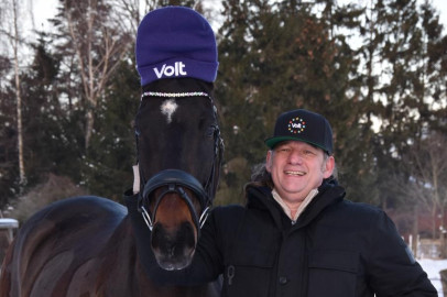 Local Lead Heiko Henning mit Pfred, welches eine Volt Mütze trägt.