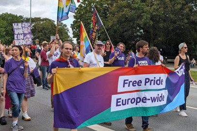 Volt Lübeck bei einer Pride Demo mit einem "Free Pride - Europe wide" Banner.