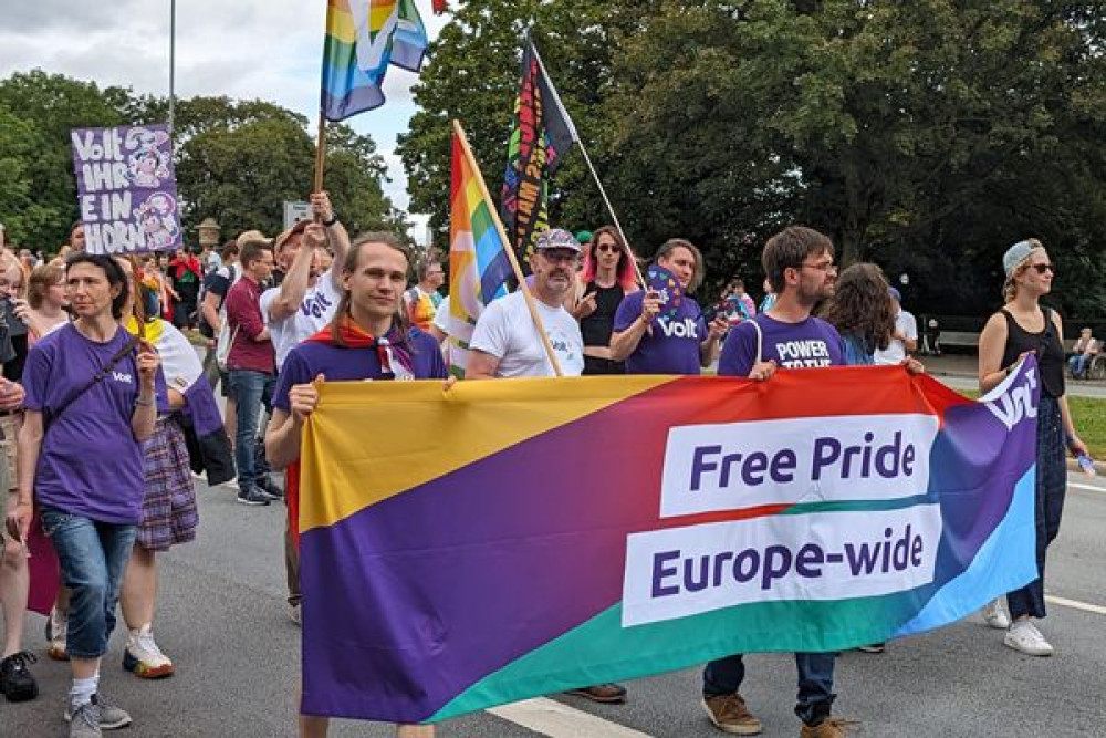 Volt Lübeck bei einer Pride Demo mit einem 
