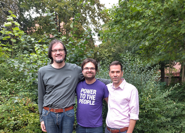 Tim Stüttgen, Martin Janßen und Julian Herrmann stehen gemeinsam vor einem Busch.