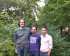 Tim Stüttgen, Martin Janßen und Julian Herrmann stehen gemeinsam vor einem Busch.