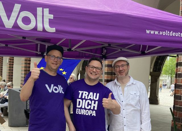 Volt Lübeck an einem Infostand.