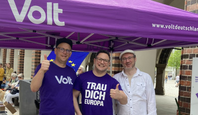 Volt Lübeck an einem Infostand.
