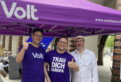 Volt Lübeck an einem Infostand.