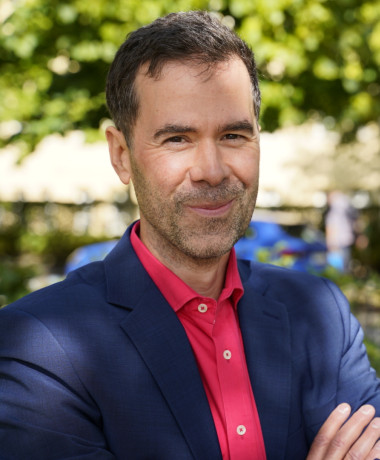 Ein Porträt von Julian Herrmann.