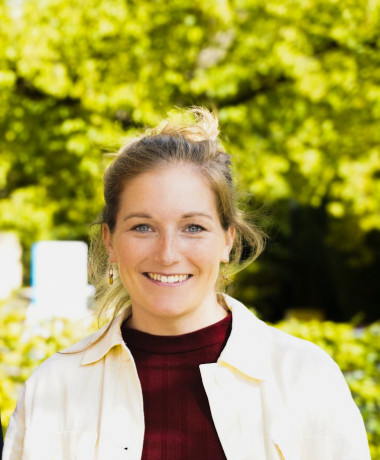 Ein Portrait von Kim Christin Holzmann.