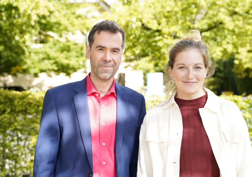 Kim Christin Holzmann und Julian Herrman lächeln in die Kamera.