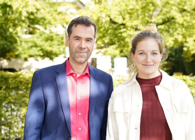 Kim Christin Holzmann und Julian Herrman lächeln in die Kamera.