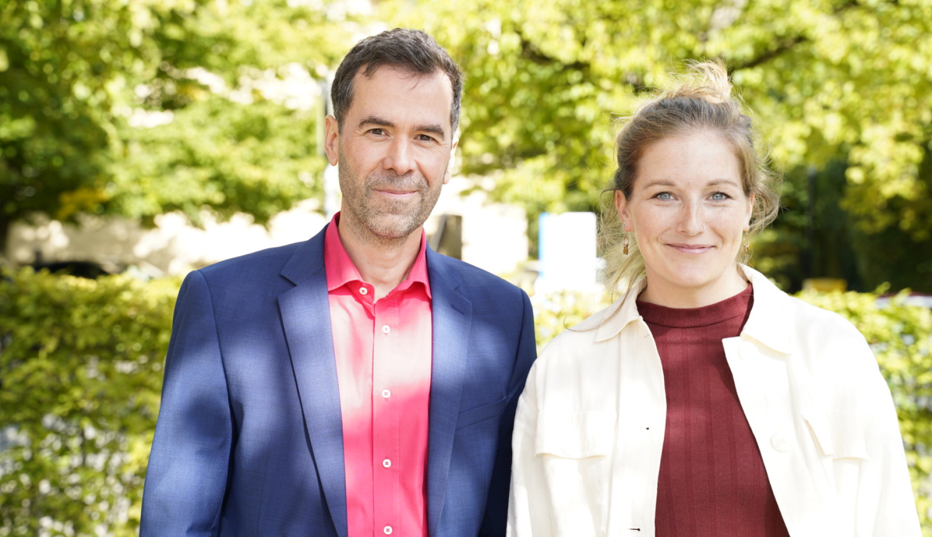 Kim Christin Holzmann und Julian Herrman lächeln in die Kamera.