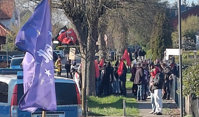 Volt Dithmarschen Nordhastedt Florian Werner Leif Mazomeit Demonstration zusammen mit Antifa und Linke vor dem Gasthof im alten Bahnhof in Nordhastedt