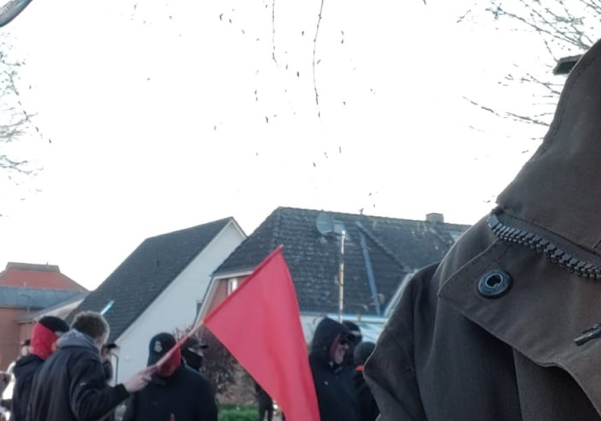 Volt Dithmarschen Nordhastedt Florian Werner Leif Mazomeit Demonstration zusammen mit Antifa und Linke vor dem Gasthof im alten Bahnhof in Nordhastedt