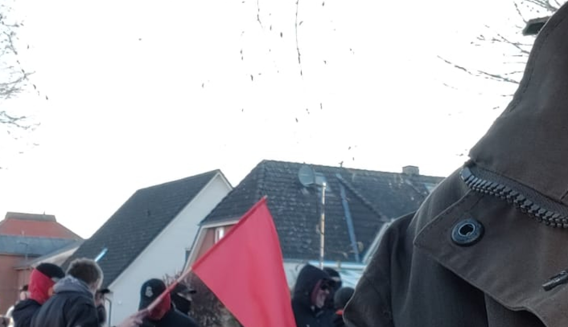 Volt Dithmarschen Nordhastedt Florian Werner Leif Mazomeit Demonstration zusammen mit Antifa und Linke vor dem Gasthof im alten Bahnhof in Nordhastedt