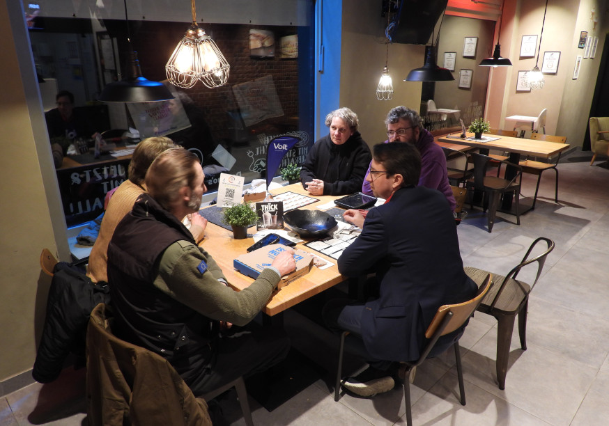 Florian, Milan, Leif, Scarlett, Leif und Mark beim Treffen in pizza Dominos in Itzehoe unweit der Laurentii-Kirche Volt Dithmarschen trifft auf andere Teams der Wesküste Volt Pinneberg Volt Steinburg Volt Europa