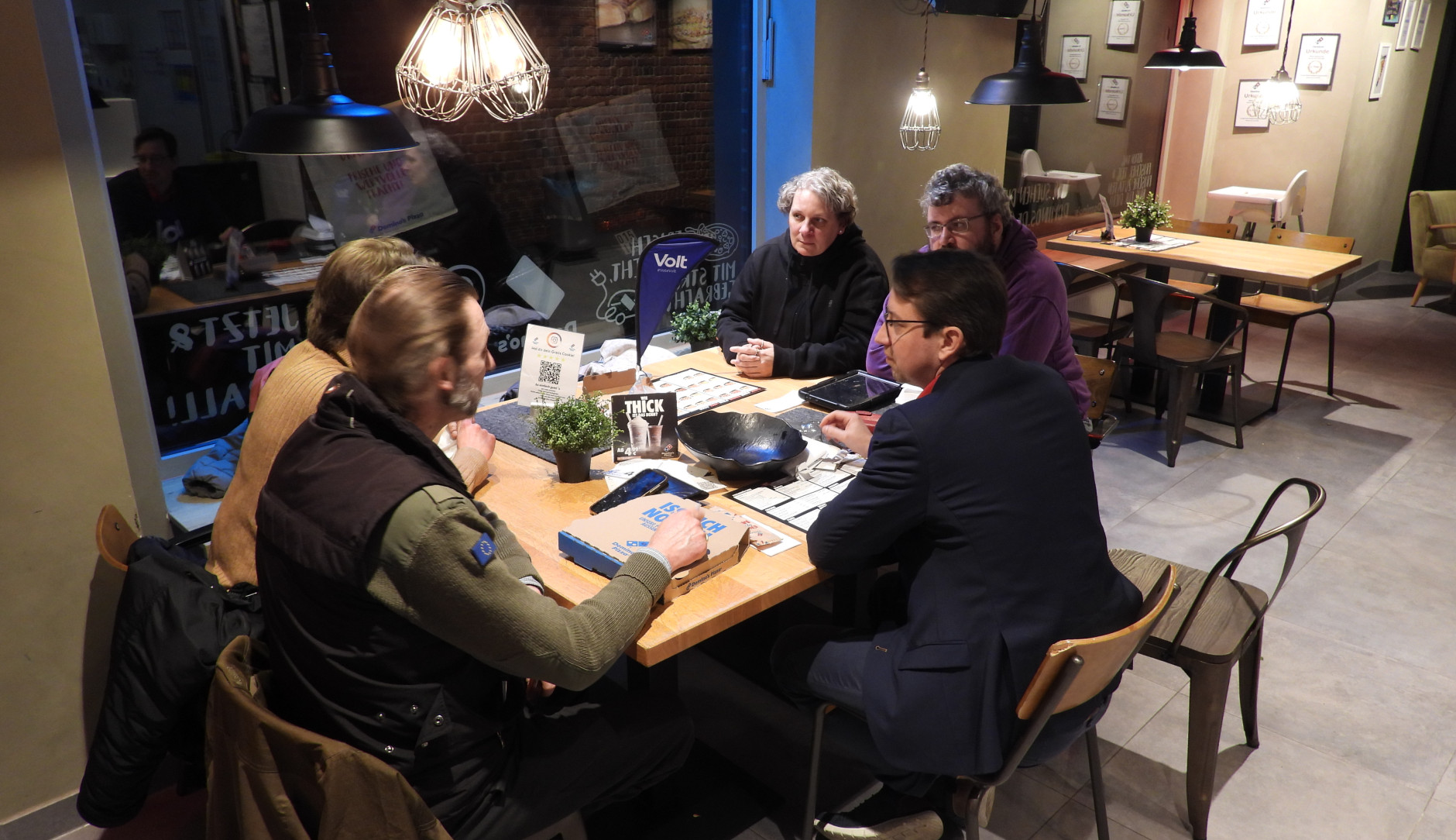 Florian, Milan, Leif, Scarlett, Leif und Mark beim Treffen in pizza Dominos in Itzehoe unweit der Laurentii-Kirche Volt Dithmarschen trifft auf andere Teams der Wesküste Volt Pinneberg Volt Steinburg Volt Europa