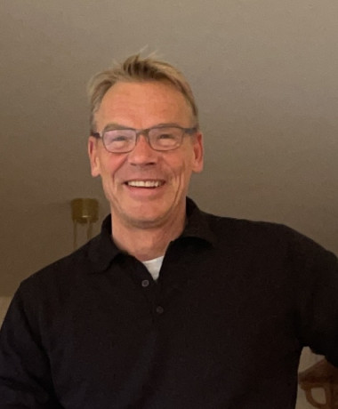 Andreas Quitte in schwarzem Hemd.