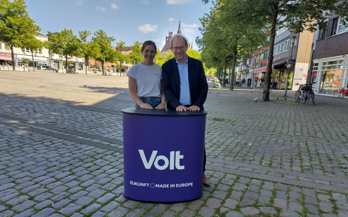 Tobias Bergman und Kim Christin Holzmann stehen vor dem Neumünsteraner Rathaus.