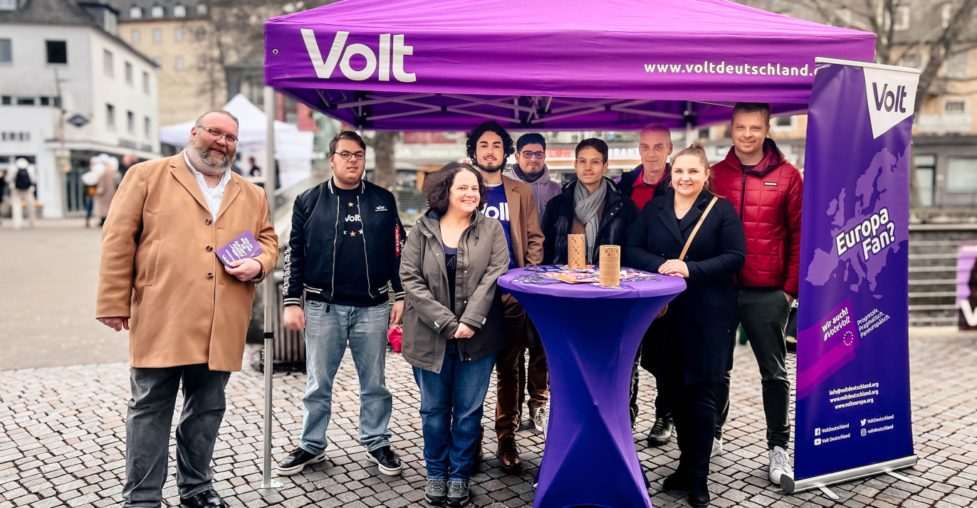 Volt-Mitglieder am Infostand in der Siegener Innenstadt