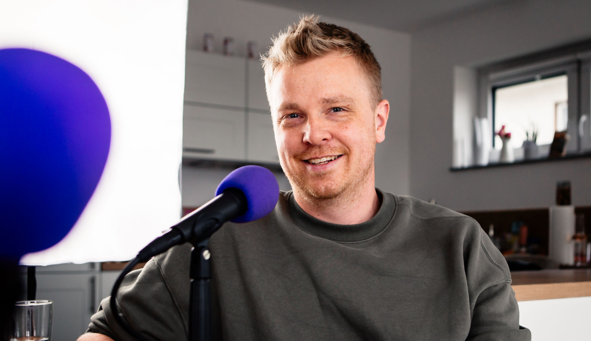 Bürgermeisterkandidat Samuel Wittenburg am Mikrofon