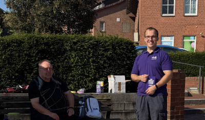 Alexander Geid und Ullrich Ullkowski in Harsefeld mit einer Bodenzeitung