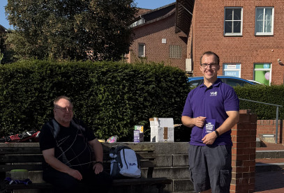 Alexander Geid und Ullrich Ullkowski in Harsefeld mit einer Bodenzeitung