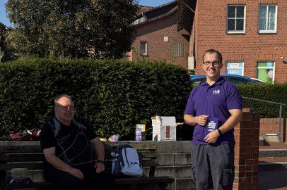 Alexander Geid und Ullrich Ullkowski in Harsefeld mit einer Bodenzeitung