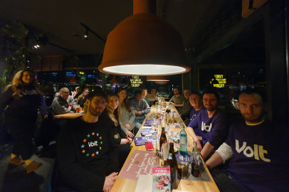 Das Mainzer Team von Volt beim Meet&Greet in einer Bar