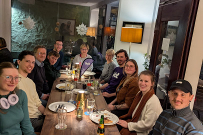 Menschen sitzen gemeinsam am Tisch im Restaurant und unterhalten sich