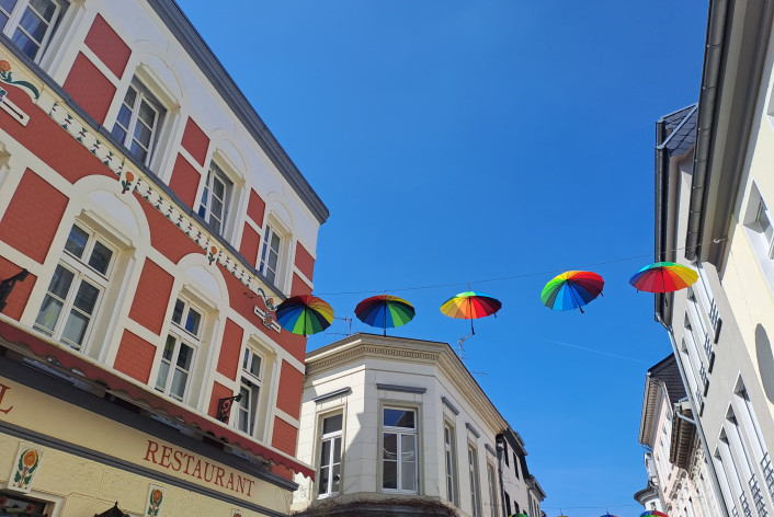 Regenschirme in Regenbogenfarben in der Kempener Innenstadt.