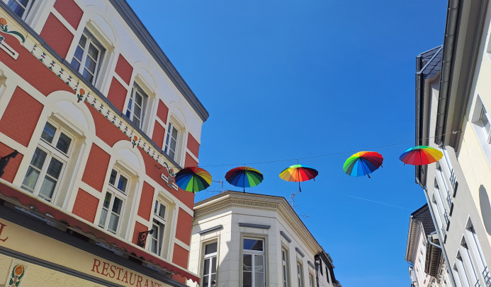 Regenschirme in Regenbogenfarben in der Kempener Innenstadt.