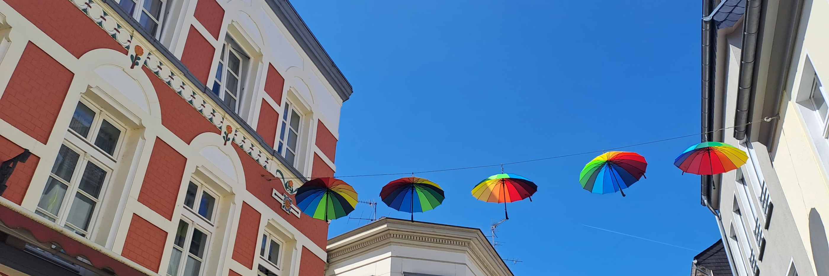 Regenschirme in Regenbogenfarben in der Kempener Innenstadt.