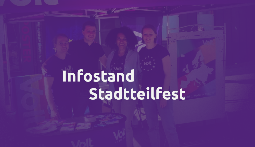 Durch eine Volt violette Maske sehen wir einen Infostand von Volt mit vier nett lächelnden Leuten im am Infostand, einer Regenbogenflagge von Volt und einem Tisch mit verschiedenen Flyern und Stickern. Im Vordergrund steht geschrieben: Infostand Stadtteilfest