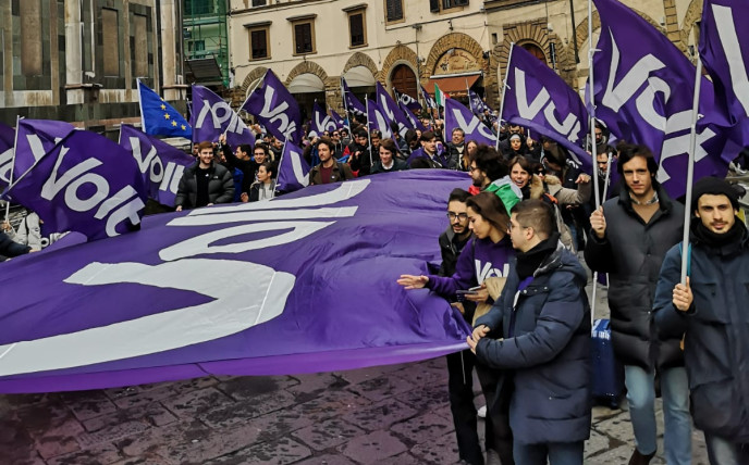 Die Partei Volt bei einer Demonstration in Italien
